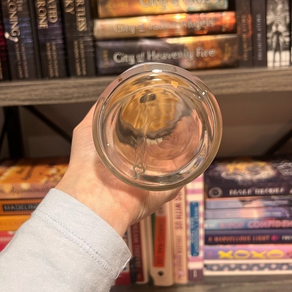 Holographic it’s a good day to read a book glass with bamboo lid and straw - Picture 3 of 4